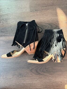 Koolaburra Black Fringe Open-Toe Mid-Heel Sandals Sz 6.5